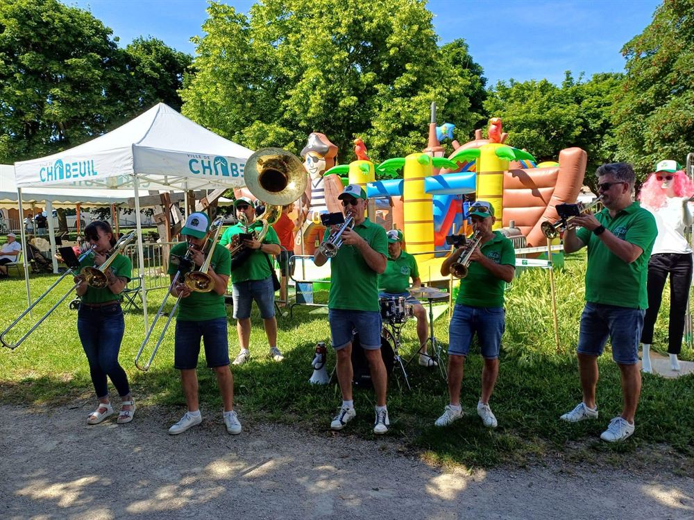 La fanfare Le Roue Libre Brass en concert à Chabeuil, dans la Drôme, en 2026
