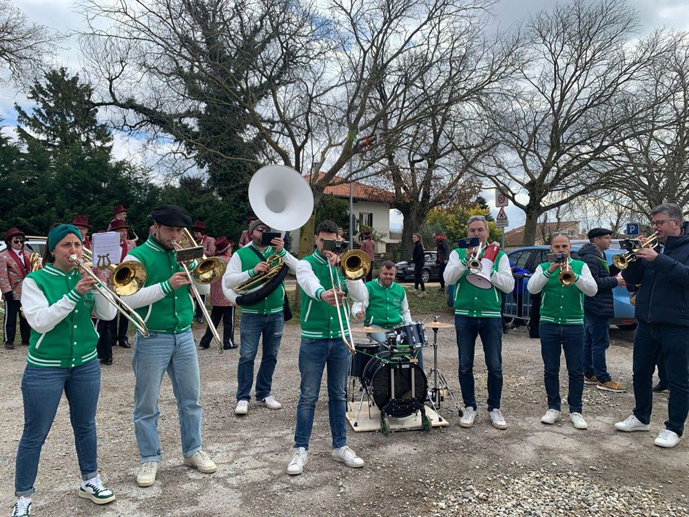 Le Roue Libre Brass en déambulation lors du carnaval des Fauconnières