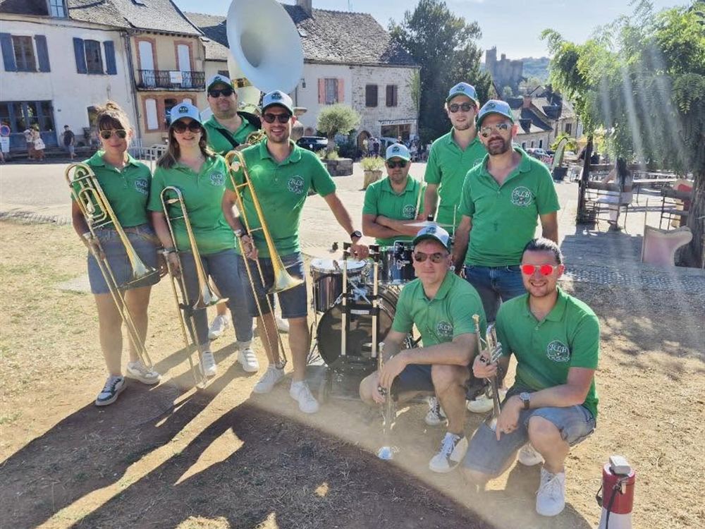 Le Roue Libre Brass sur la place du village de Najac