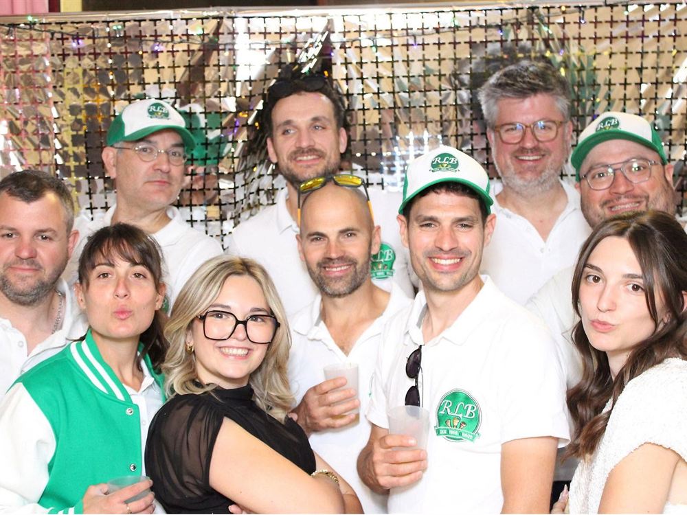 Le groupe en soirée lors de l'animation d'un anniversaire